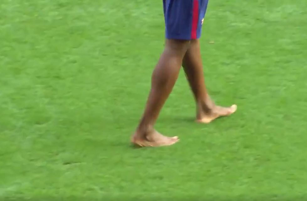 Esto fue lo que dijo Mina luego de caminar descalzo en el Camp Nou