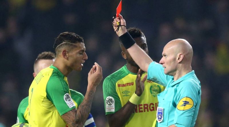 Suspenden a árbitro que le dio una patada a un jugador en partido Nantes-PSG