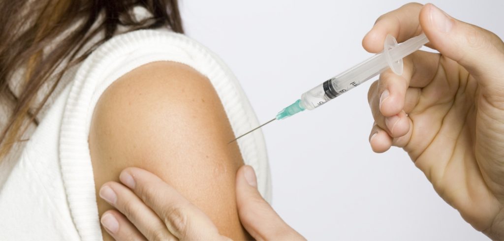 Video: Mujer recibió la primera vacuna experimental contra el Coronavirus