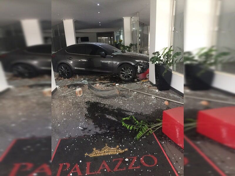 En confusas circunstancias, vehículo chocó contra motel ubicado en la Simón Bolívar