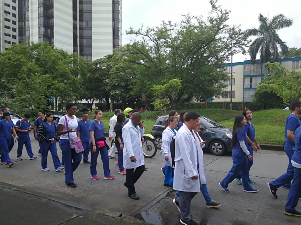 Médicos realizan marcha blanca del silencio por asesinato de un colega en Cali