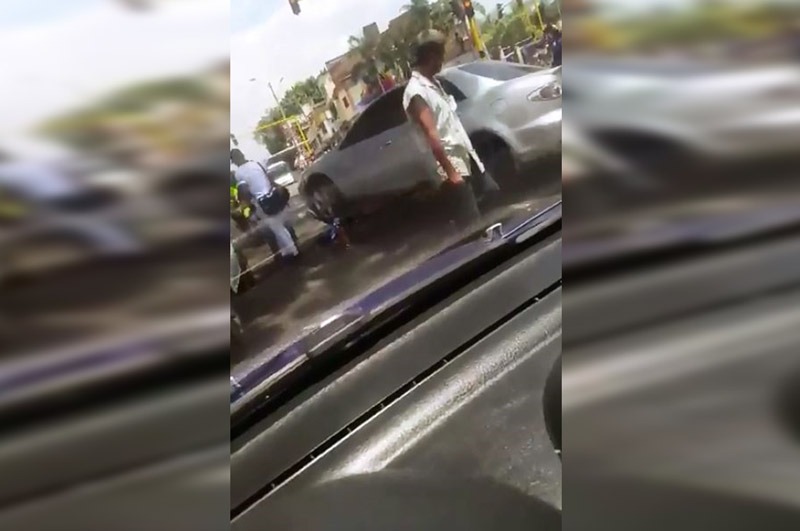 Video: así reaccionó conductor de carro cuando motociclista le quebró el retrovisor