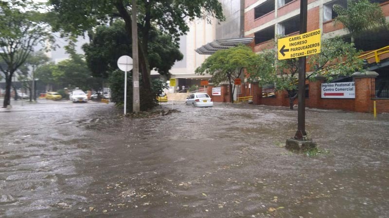 Inundaciones en vías de Chipichape dejaron fuertes lluvias en la tarde de este viernes