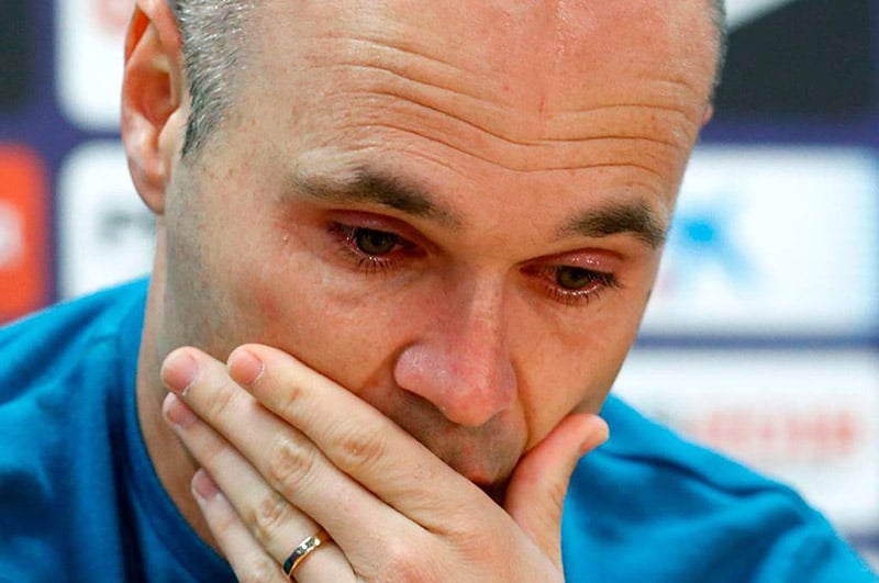 Entre lágrimas, Andrés Iniesta anunció su retirada del Barcelona en rueda de prensa