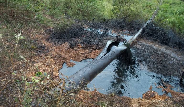 Derrame de crudo en Tumaco por atentado al oleoducto transandino