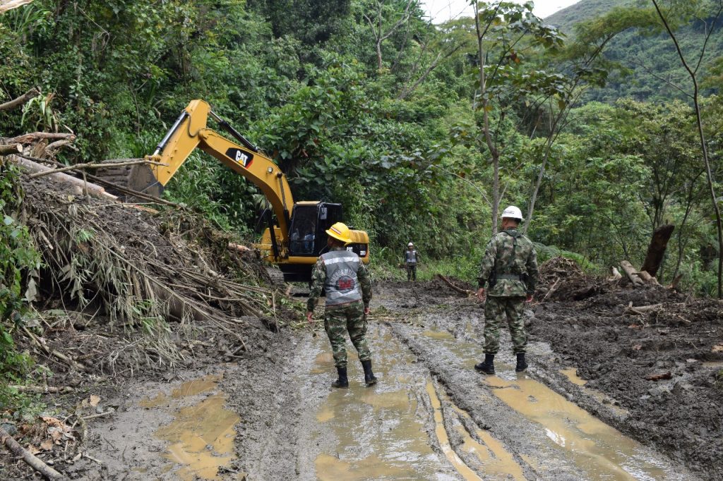 Con apoyo del Ejército, buscan remover derrumbes en vías rurales del Valle