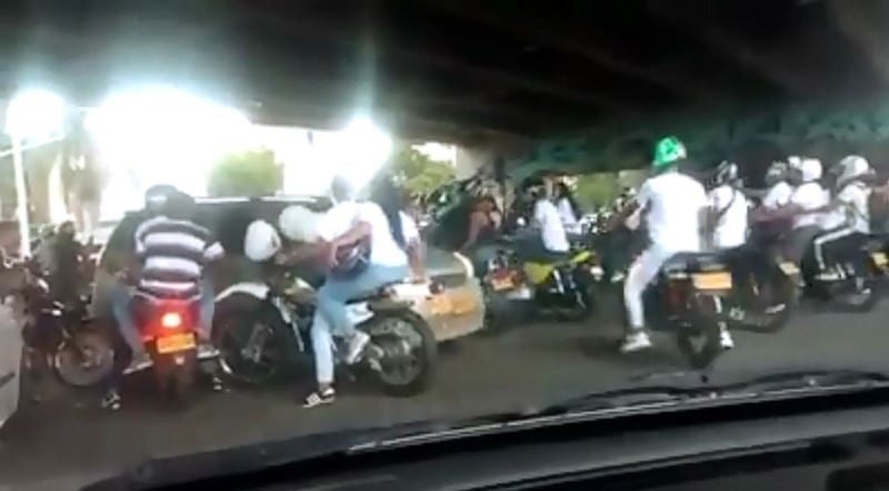 Caravanas fúnebres agresivas: así intimidaron motociclistas a conductores en Cali