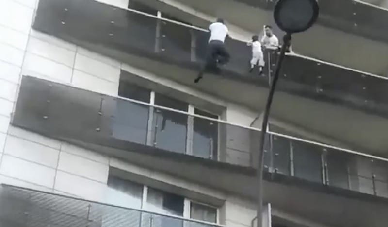 Video: joven africano rescata a niño de 4 años que colgaba de un balcón en Francia