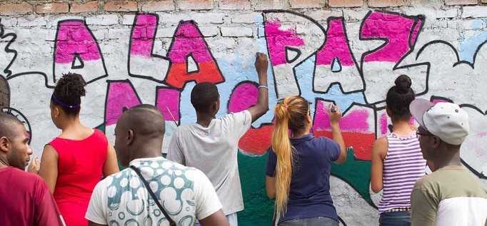 Durante la jornada ‘Paz al Barrio’, jóvenes llenaron de color y esperanza un mural en Charco Azul