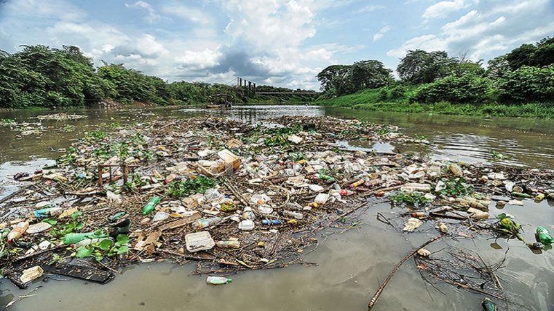 Suspenden el servicio de agua en Cali por acumulación de residuos en río Cauca