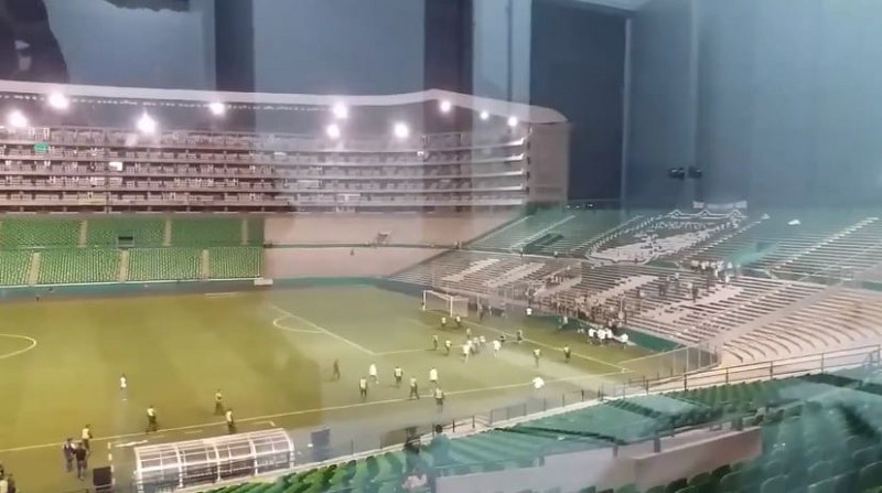 ¿Qué habría provocado los disturbios entre hinchas y policías en el estadio de Palmaseca?
