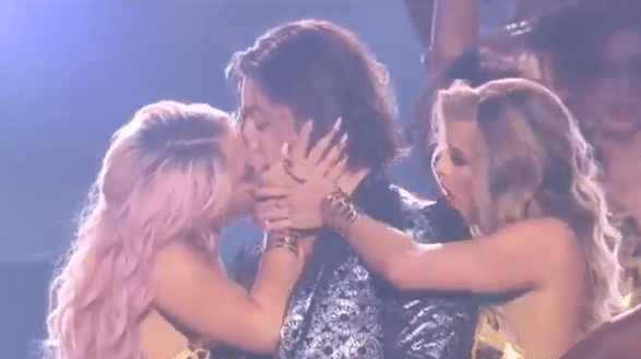 Polémico beso de Maluma y su bailarina, se robó el show en premios MTV