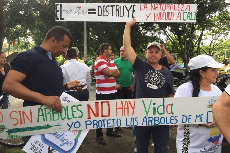 Protestan contra tala de árboles por obras de la Terminal Simón Bolívar del Mío
