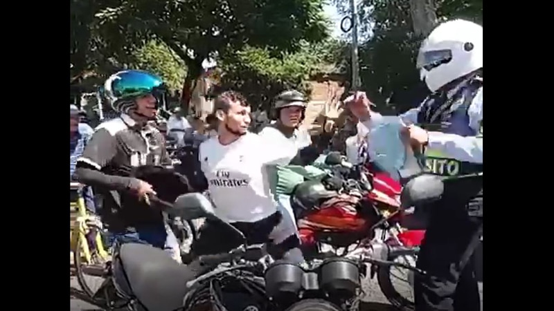 En video: Hombre agrede con una piedra a coordinador de tránsito en Tuluá