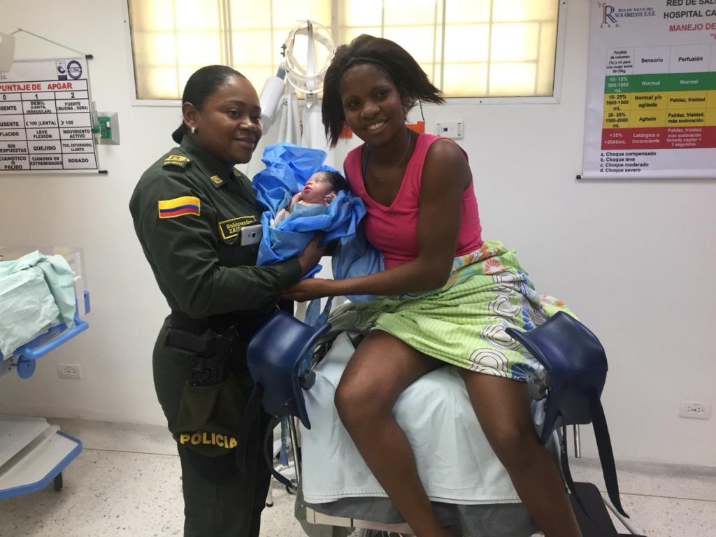 Con la ayuda de una subintendente, madre logró dar a luz en el oriente de Cali