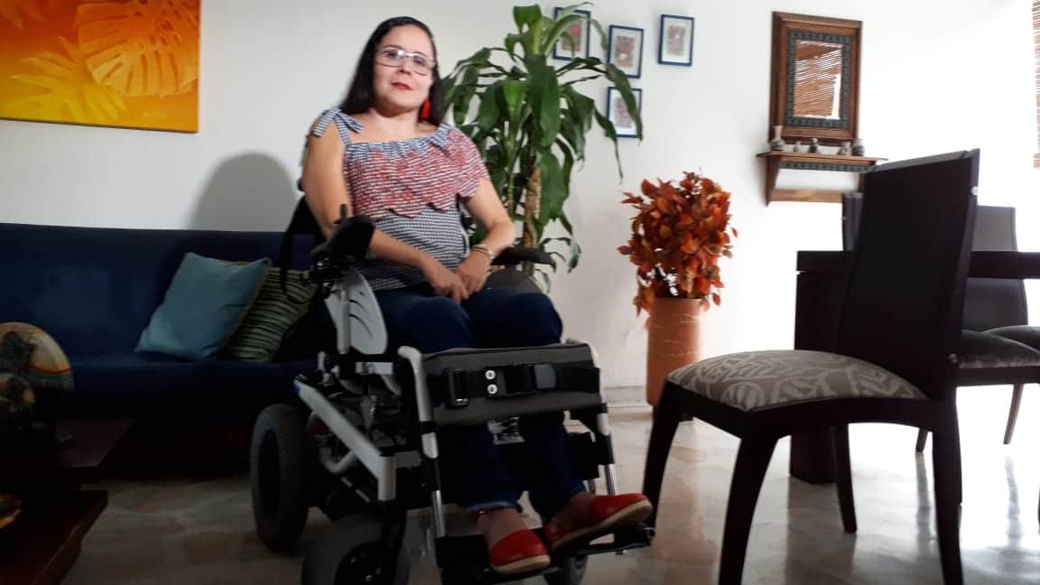 Mujer en silla de ruedas denuncia que su exesposo la golpea a ella y a su hija