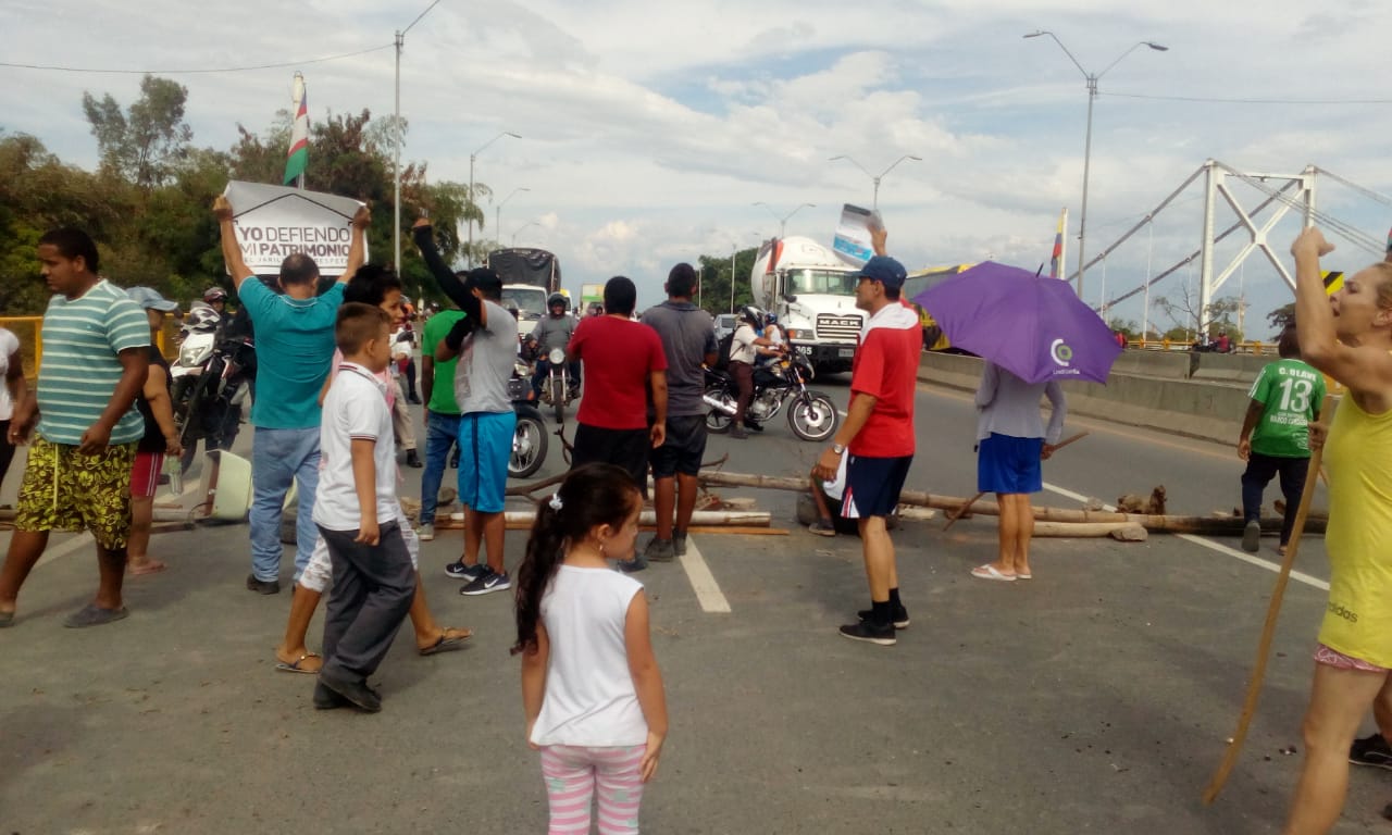 Habitantes del Jarillón de Comfenalco protestan por falta de servicio de energía