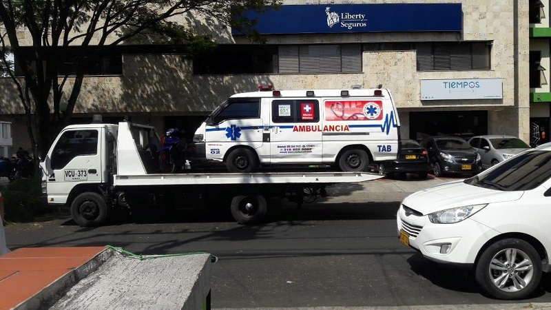 Detienen a agentes de tránsito que impidieron inmovilizar ambulancia de su propiedad