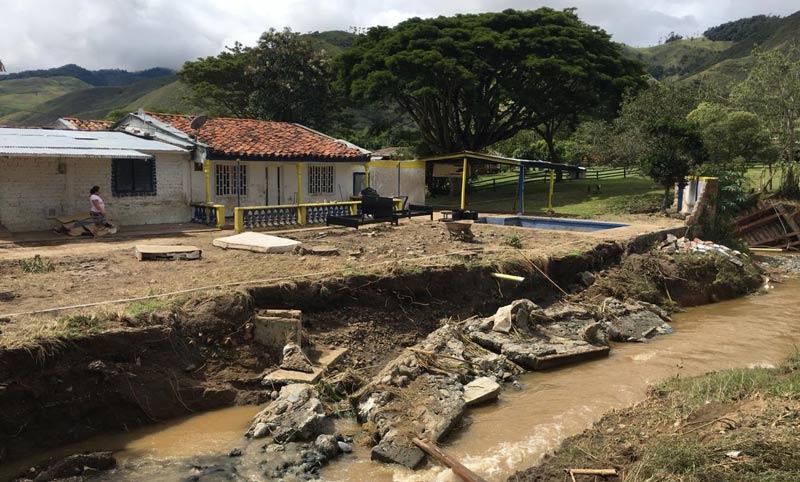 Autoridades adelantan atención a familias afectadas en El Dovio por inundaciones