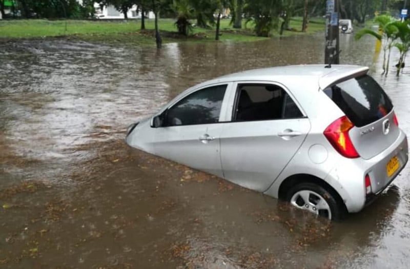 Fuertes lluvias en Cali dejaron inundaciones, carros atrapados y árboles caídos