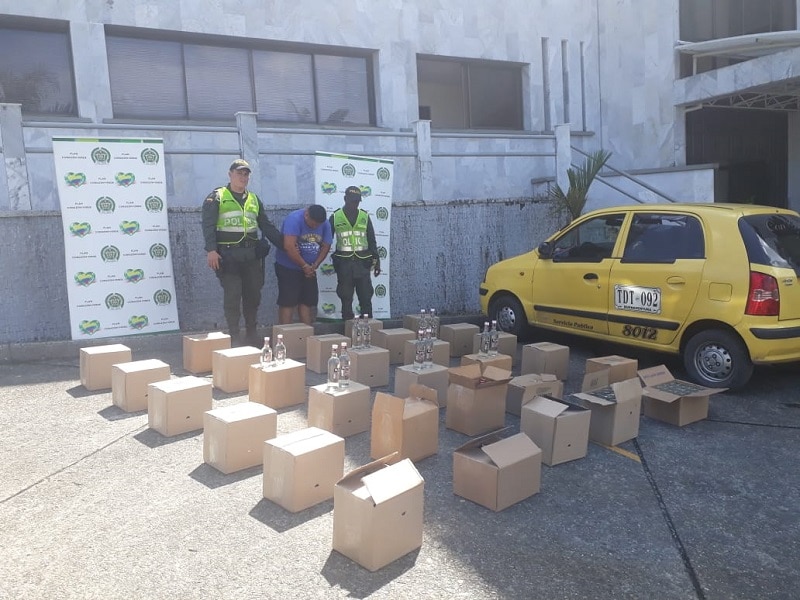 Taxista fue capturado por transportar 30 cajas de licor fraulento en Buenaventura