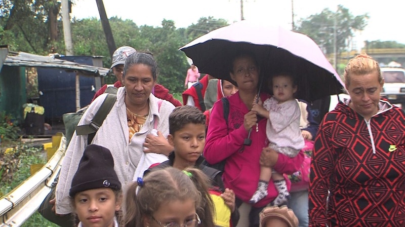 Familia venezolana cruza por Cali para llegar a Perú en busca de mejores condiciones