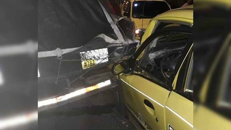 Hombre robó taxi en Cali, en medio de la huida se estrelló y terminó herido