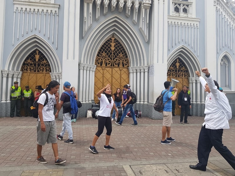 Estudiantes de Univalle se tomaron Iglesia La Ermita tras la 'Marcha Zombie'