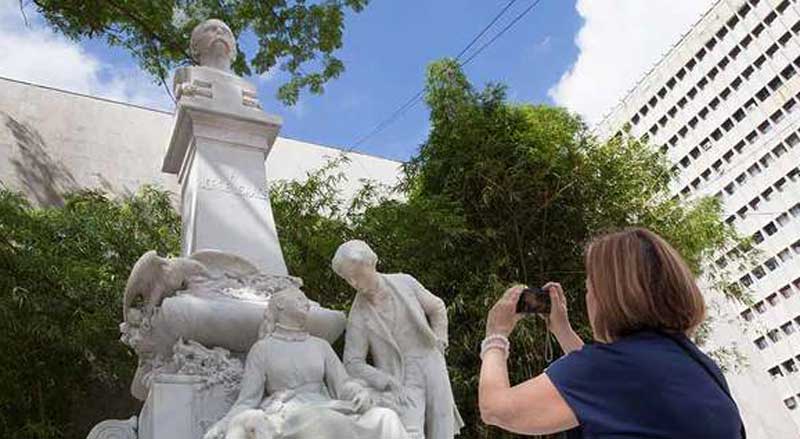 Presentan totalmente renovado icónico monumento de Cali 'Efraín y María'