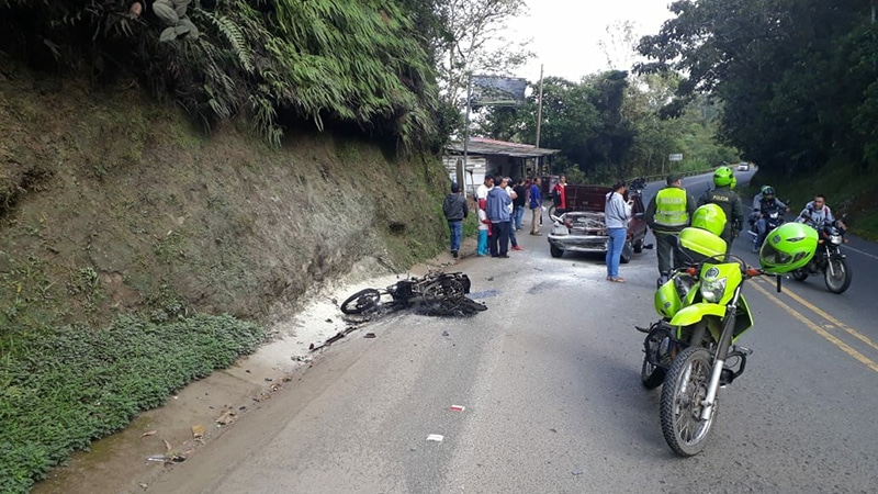 Accidente deja tres personas heridas y una motocicleta incinerada en Dagua