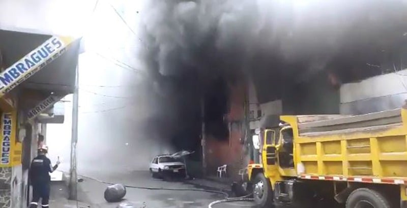 Fuerte incendio consumió edificación en Palmira en donde funcionaba una ferretería