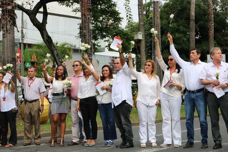 Con rosas blancas, Univalle realiza 'acto de desagravio' tras actos violentos en Cali