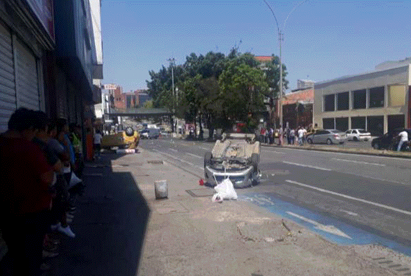 En Cali un aparatoso accidente sobre la calle 5 dejó seis heridos
