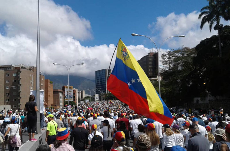 Estadounidenses en Venezuela deben considerar irse: Embajada de EEUU en Caracas