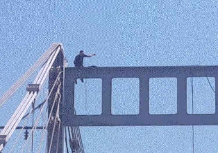 Fue rescatado hombre que se subió al puente de Juanchito
