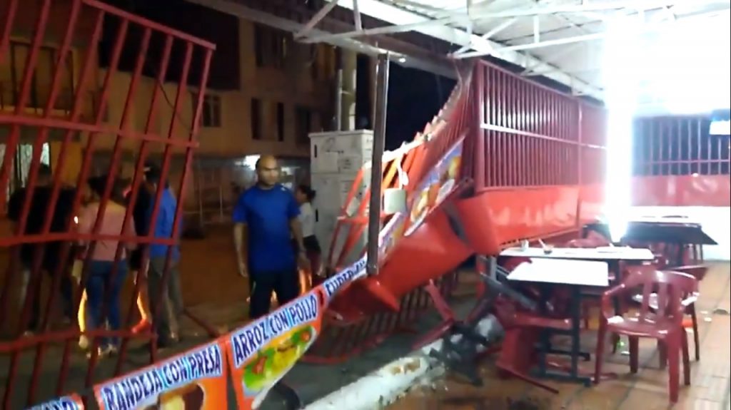 Conductor perdió el control de su vehículo y terminó estrellándose contra un asadero