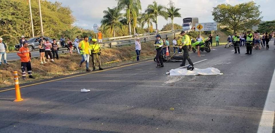 Mujer murió en accidente de tránsito entre tren cañero y motocicleta en vía Zarzal-La Paila