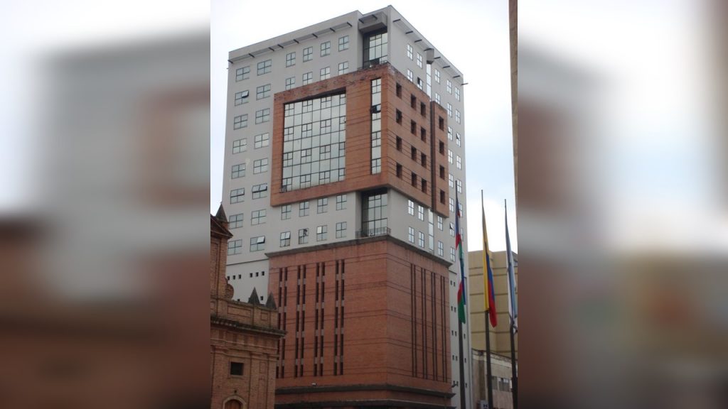 Cinco personas atrapadas por fallas en ascensor del edificio San Francisco