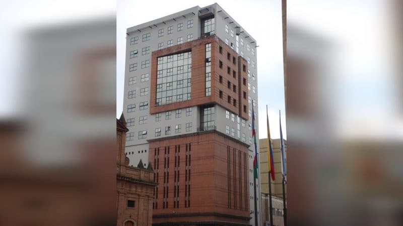 Cinco personas atrapadas por fallas en ascensor del edificio San Francisco