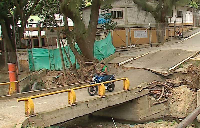 Habitantes de Alto Aguacatal denuncian que puente vehicular cumplirá un año dañado