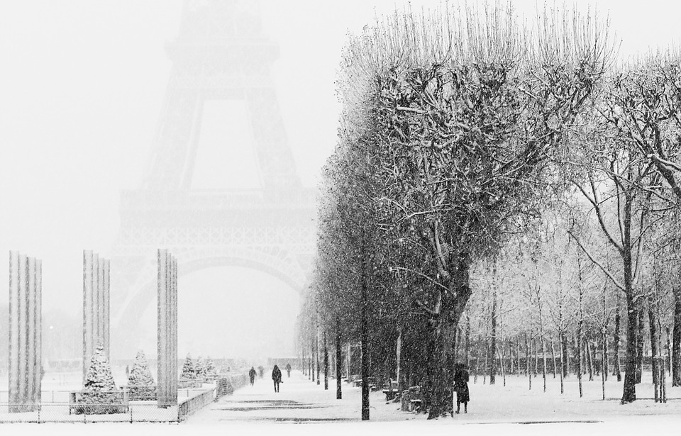 La Torre Eiffel fue cerrada a los turistas por una fuerte nevada en París