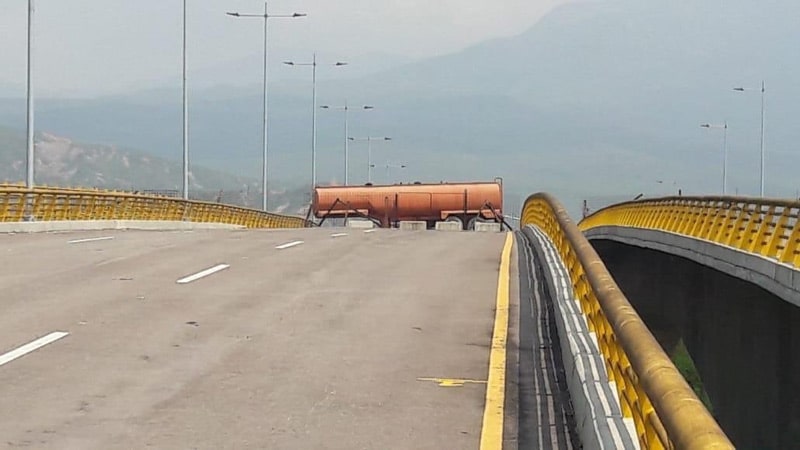Venezuela refuerza bloqueo de puente Tienditas en la frontera con Colombia