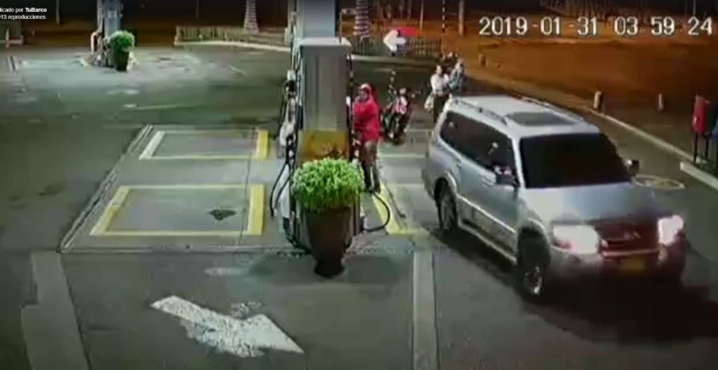 Buscan camioneta de lujo que se fugó sin pagar 0.000 en gasolinera del sur de Cali