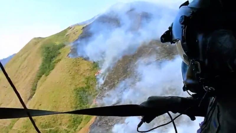 Video: Por aire y tierra, así combaten incendio que ha consumido 120 hectáreas en Cali