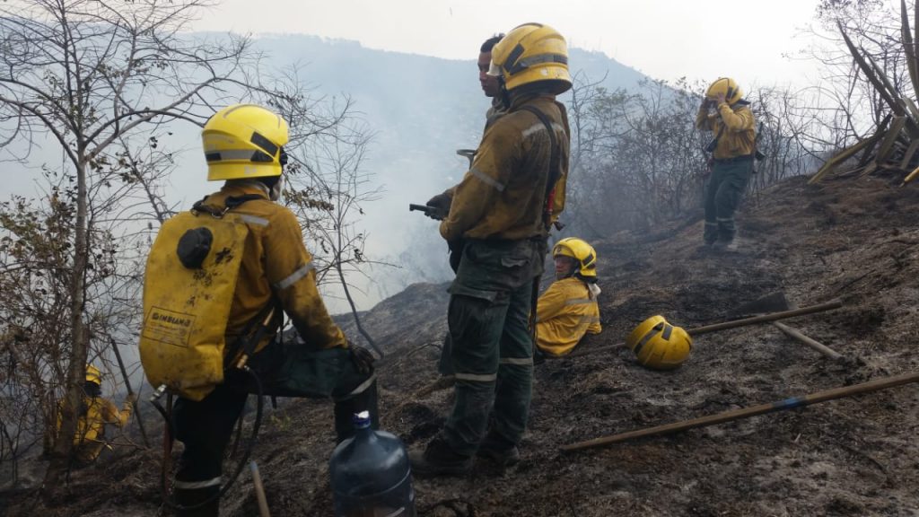 Luego de 50 horas, Bomberos de Cali siguen trabajando para apagar incendio forestal