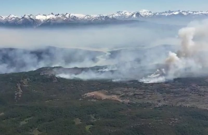 Más de 20 incendios amenazan a poblados del centro de Chile