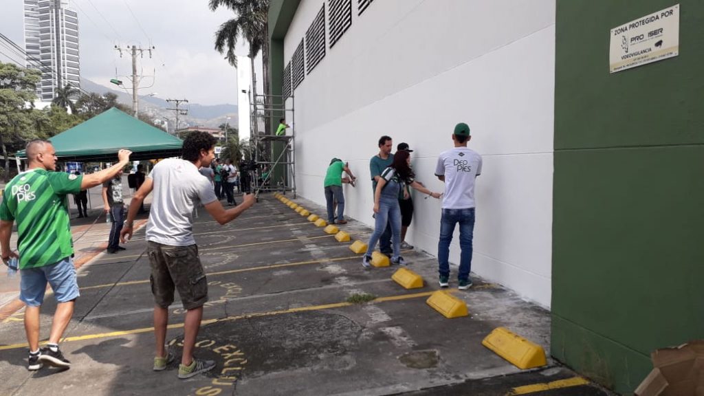 Jugadores, hinchas y asociados caleños llegaron hasta la sede Alex Gorayeb para la ‘pintatón’