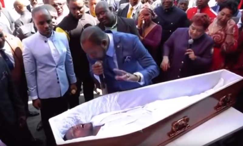 Pastor sudafricano fingió resucitar a un hombre de su comunidad y se hizo viral