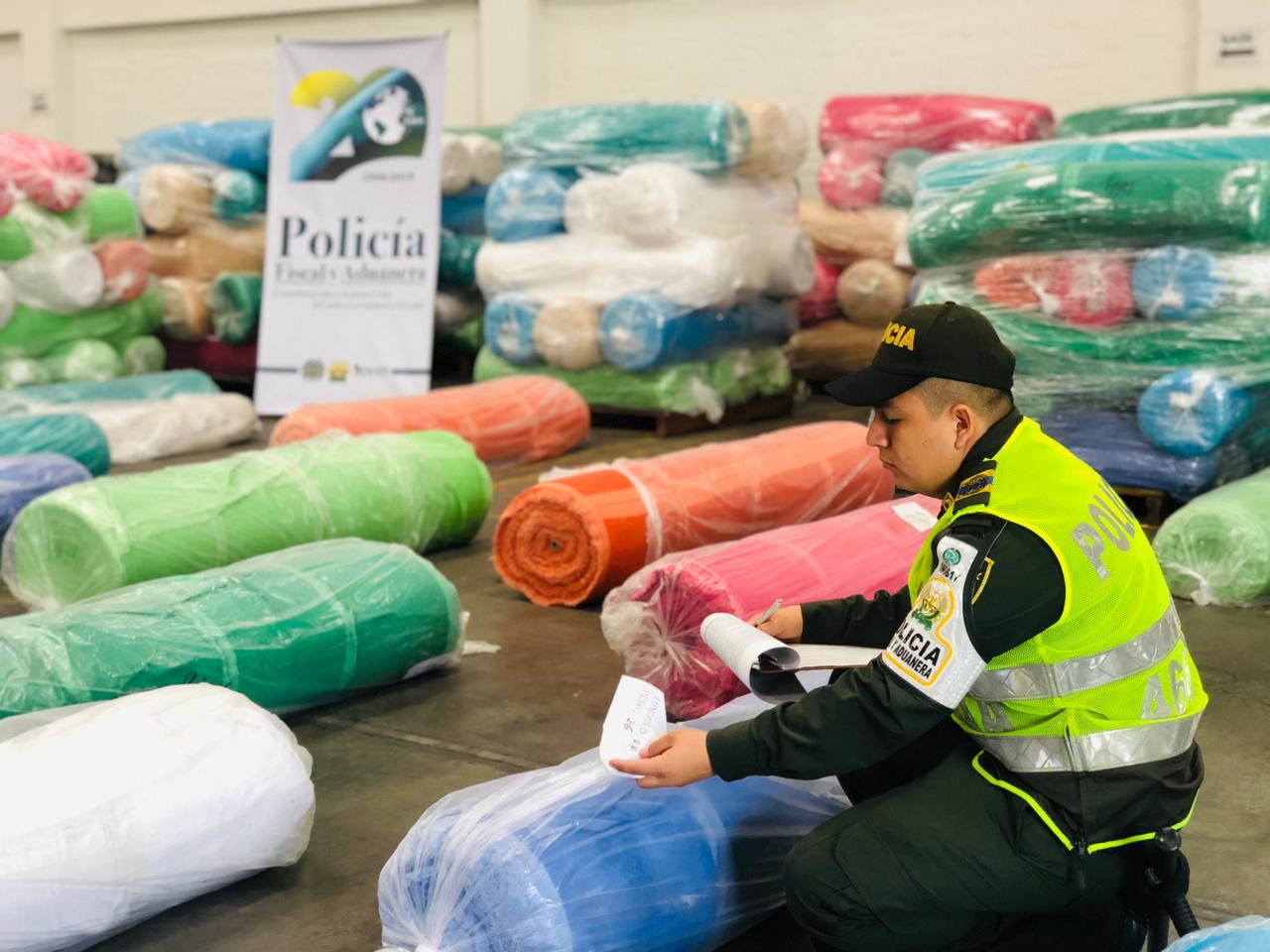 Policía incautó 280 millones de pesos en tela de contrabando en Buenaventura