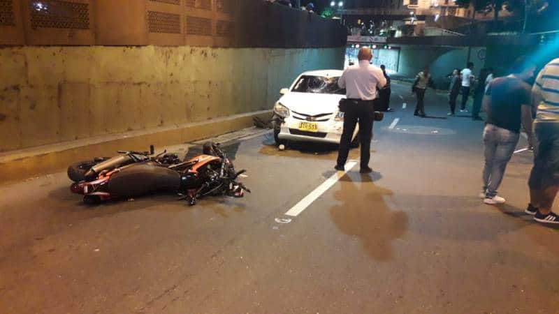 ¿Piques ilegales? carro en contravía embistió a motociclista en el Túnel Mundialista